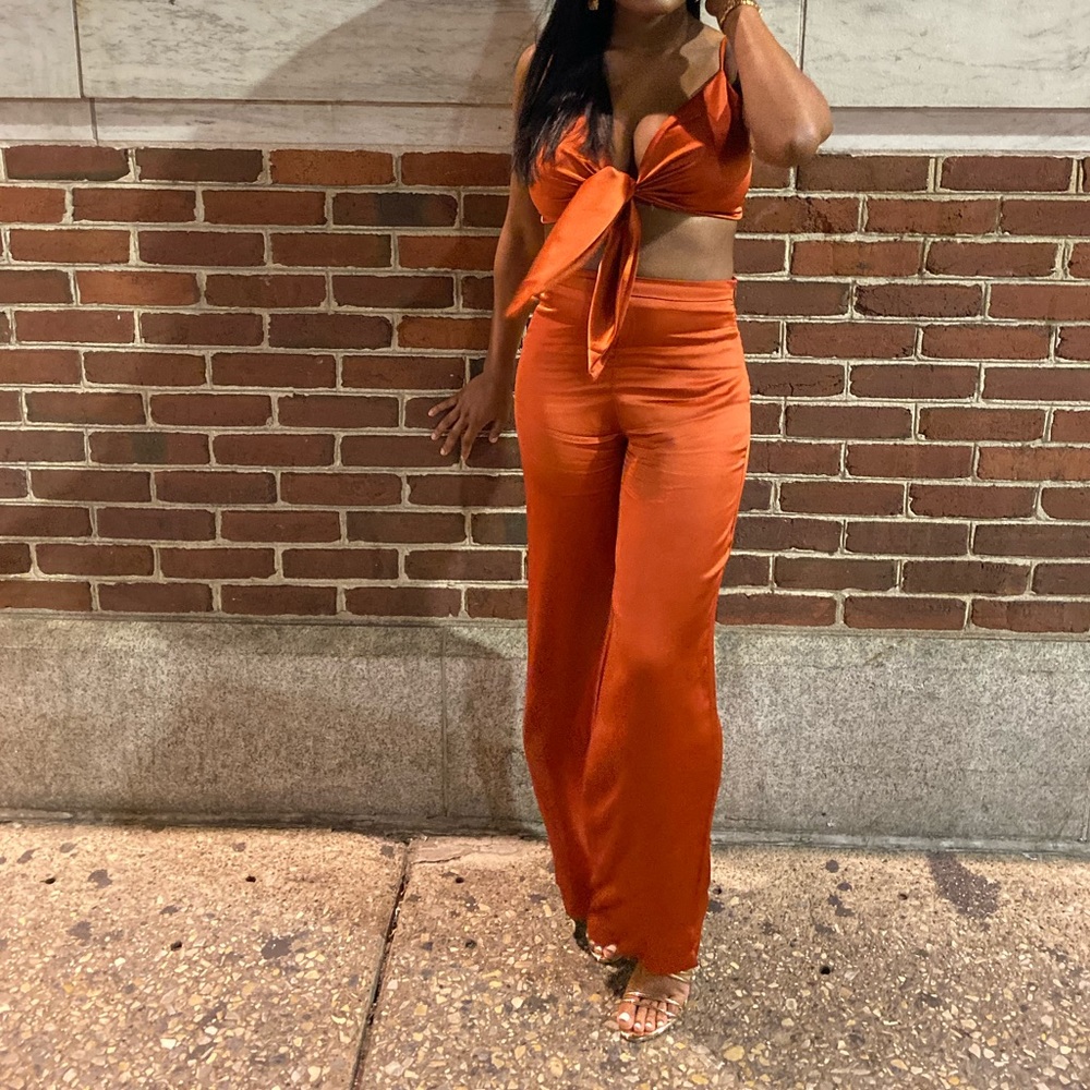Satin 2-piece in the color rust